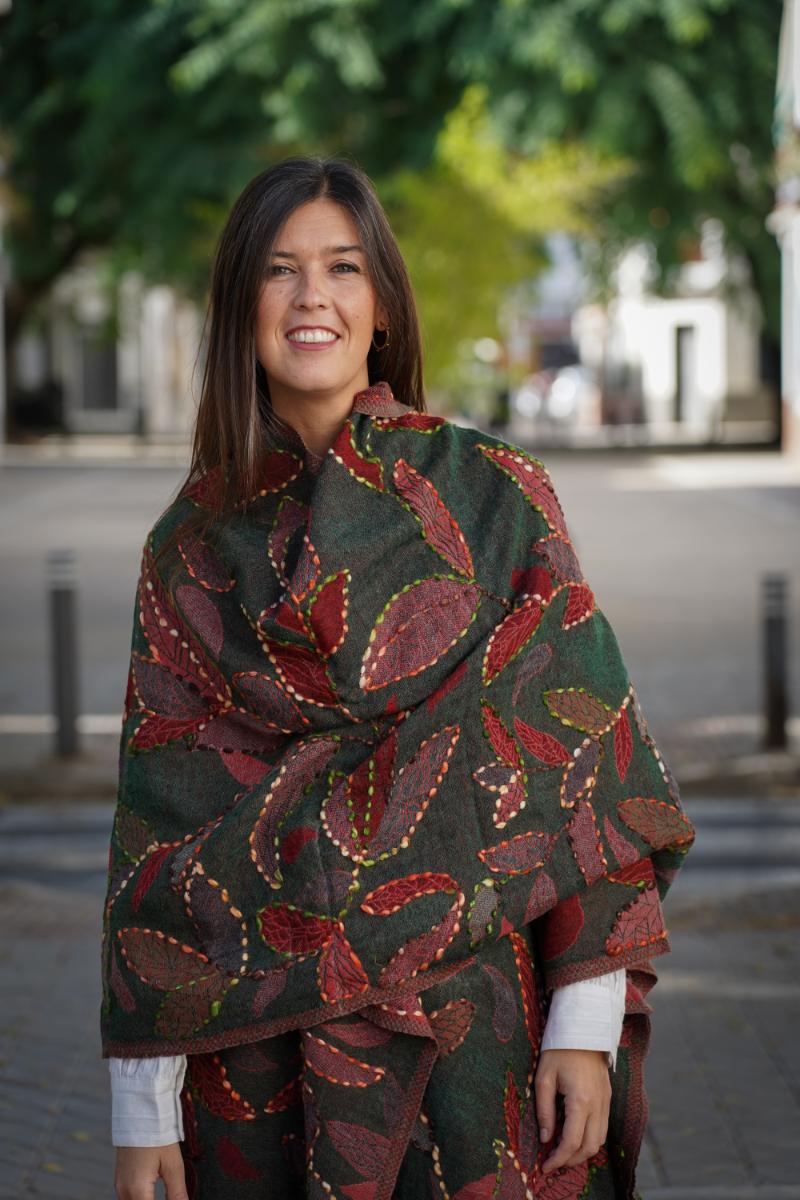 Poncho de lana bordado a mano -Verde-rojo- - Imagen 2