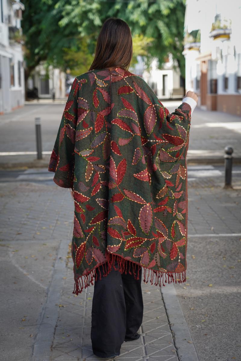 Poncho de lana bordado a mano -Verde-rojo- - Imagen 3