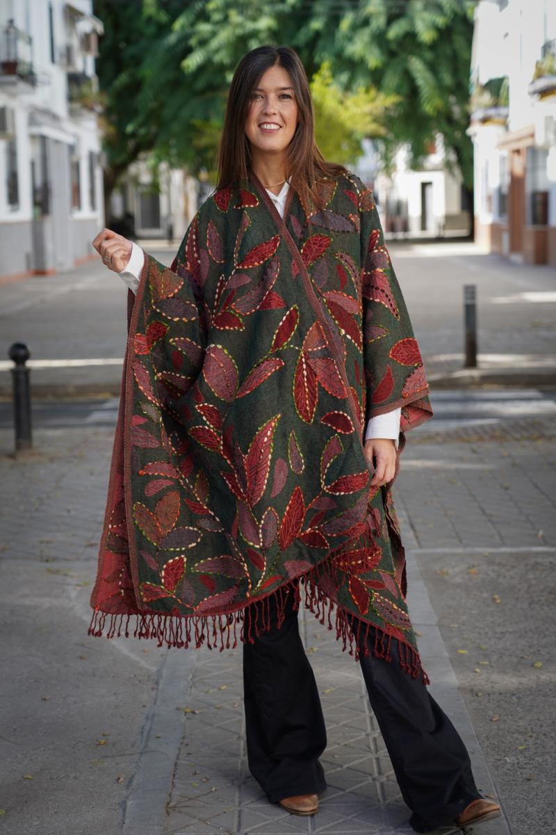 Poncho de lana bordado a mano -Verde-rojo-